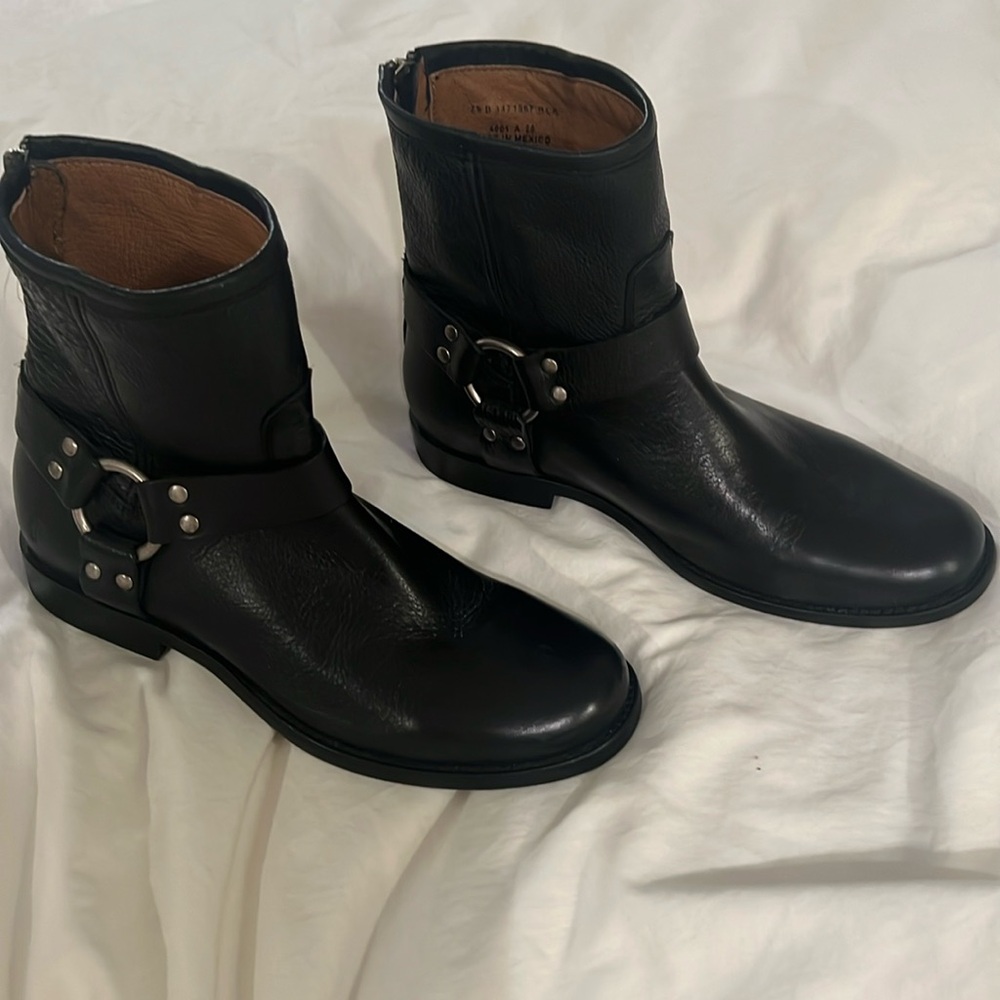 Frye Harness Short Boot Black Leather 7.5 M Never Worn Round Toe One Inch Heel